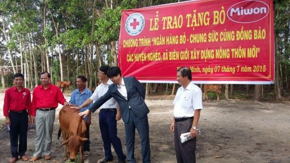 Công ty TNHH Miwon Việt Nam trao bò giống cho các hộ nghèo tại Tây Ninh